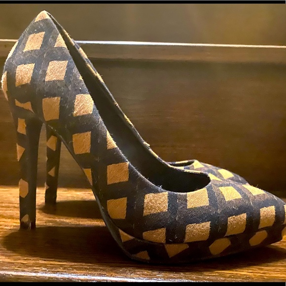 Trendy Geometric Pumps - size 6 - Picture 1 of 10